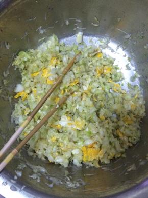 鸡蛋炒好和白菜放入盆里，加入调料，搅拌均匀