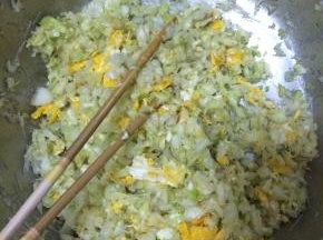 鸡蛋炒好和白菜放入盆里，加入调料，搅拌均匀
