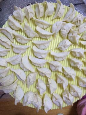 馅调制好后，用准备好的皮包水饺