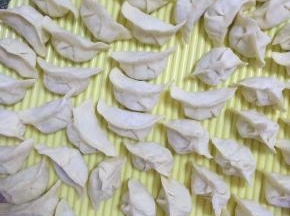 馅调制好后，用准备好的皮包水饺