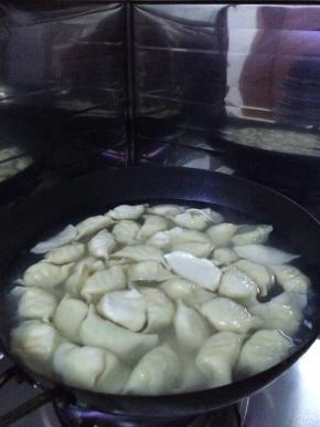 锅内放入适量的水烧开之后，把包好的水饺放入锅中。
