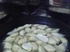 锅内放入适量的水烧开之后，把包好的水饺放入锅中。