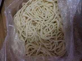 准备好面条。