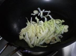 白菜切成段状。锅内加入适量油，放入葱和白菜爆炒。