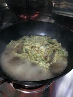 白菜爆炒一分钟左右，锅内加入适量的水。