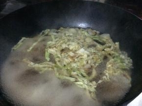 白菜爆炒一分钟左右，锅内加入适量的水。