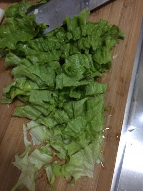 把生菜清洗干净切成段状。