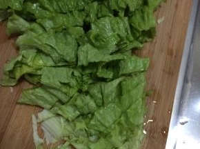 把生菜清洗干净切成段状。