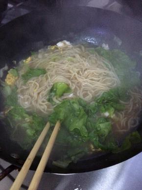 锅内水开之后把面条煮入锅中。待面条煮软，放入生菜。