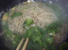 锅内水开之后把面条煮入锅中。待面条煮软，放入生菜。