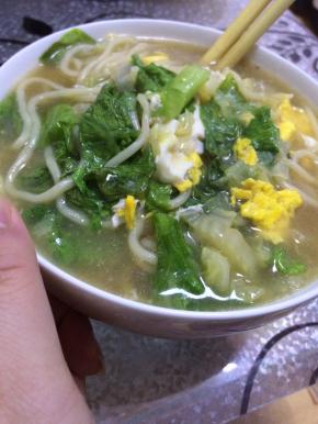 煮好的面条盛入碗中。