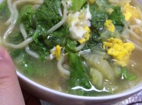 煮好的面条盛入碗中。