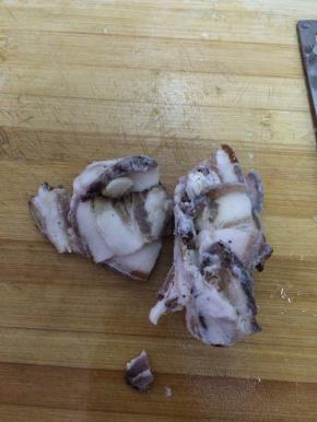 准备好水饺皮和肉，