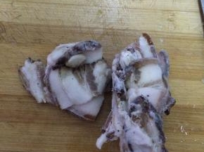 准备好水饺皮和肉，