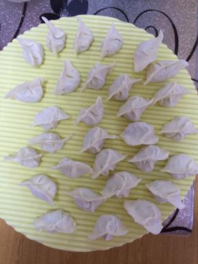 馅调制好后，用准备好的皮，包水饺