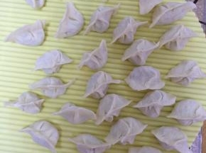 馅调制好后，用准备好的皮，包水饺