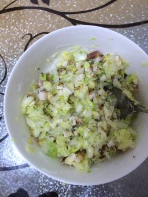 肉和白菜放入碗中，加入调料，搅拌均匀
