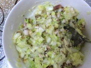 肉和白菜放入碗中，加入调料，搅拌均匀