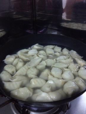 锅内放入适量的水烧开之后，把包好的水饺放入锅中