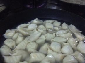 锅内放入适量的水烧开之后，把包好的水饺放入锅中