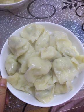 煮几分钟左右水饺熟，出锅。