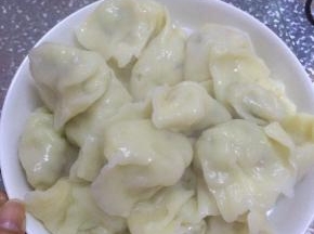 煮几分钟左右水饺熟，出锅。