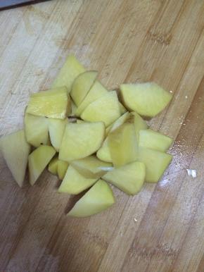 土豆削皮切成块状
