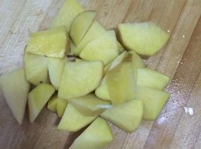 土豆削皮切成块状