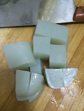 粉皮清洗干净切成小块状，准备好。