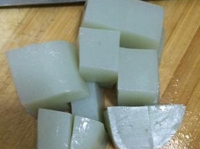 粉皮清洗干净切成小块状，准备好。