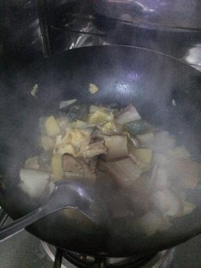 把粉皮放入锅中，炖几分钟