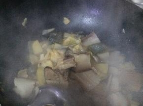 把粉皮放入锅中，炖几分钟