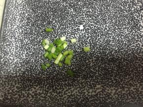 准备小葱，洗干净，切段