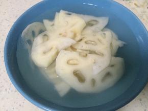 将莲藕去皮，切片，用水冲洗一下