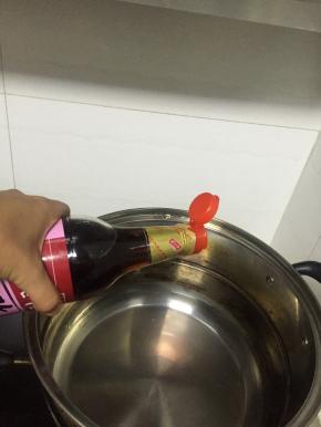 锅里倒入适量的水，加一点醋，可以防止藕不脆