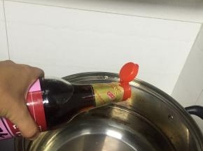锅里倒入适量的水，加一点醋，可以防止藕不脆