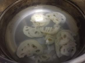 煮开，将藕片煮熟捞出，迅速放入冷水，可以很好的保持爽脆的口感