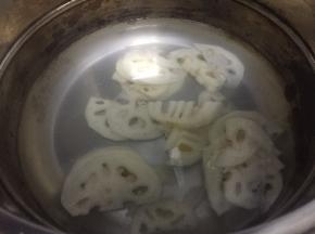煮开，将藕片煮熟捞出，迅速放入冷水，可以很好的保持爽脆的口感