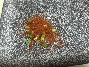 在小葱段上加上辣椒粉