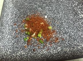 在小葱段上加上辣椒粉