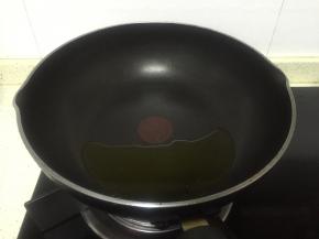 锅里倒入橄榄油，加热，淋在辣椒粉上