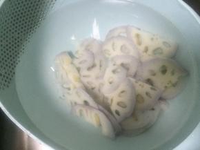 将泡在冷水里的藕片，捞出，摆盘