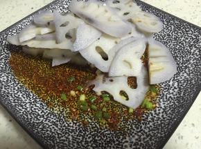 依次加入少许醋、鲜酱油、少许糖和少许盐，拌匀，大火收汁，即可