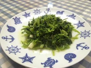 依次加入少许醋、鲜酱油、少许糖和少许盐，拌匀，即可