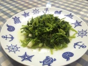 依次加入少许醋、鲜酱油、少许糖和少许盐，拌匀，即可
