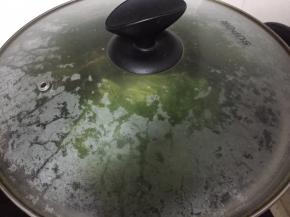 开火，将锅内的水煮沸