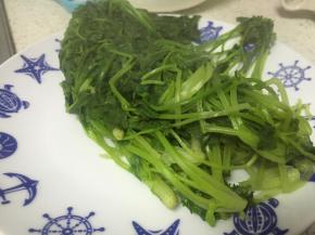 5分钟左右，待香菜煮熟变软时捞出，沥干水分