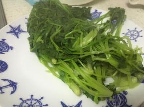5分钟左右，待香菜煮熟变软时捞出，沥干水分