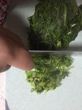 晾凉，切段，盛入盘中