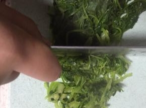 晾凉，切段，盛入盘中